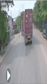 Khoảnh khắc kinh hoàng: Xe đầu kéo lao thẳng vào nhà dân, tài xế tử vong tại chỗ