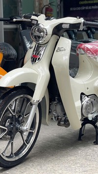 Giá cao gấp đôi Honda SH125i, Super Cub bản "độc" vừa xuất hiện ở Hà Nội có gì đáng chú ý?
