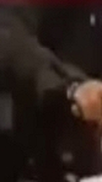 “Nữ quái” bịt kín mặt, ngang nhiên rút súng cướp vàng trong tích tắc