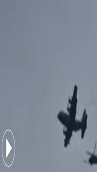 Khoảnh khắc 2 trực thăng Mỹ trúng đạn Iran khi tìm kiếm phi công tiêm kích bị bắn rơi