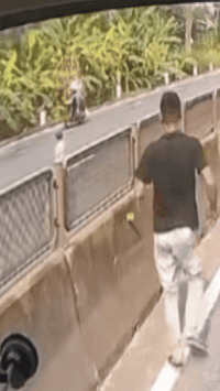 Khoảnh khắc thót tim, tài xế lao qua dải phân cách ôm em bé giữa dòng xe