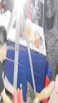 Phẫn nộ clip nam thanh niên nhổ nước bọt, hành hung phụ nữ lớn tuổi trong quán bánh bèo: Công an vào cuộc