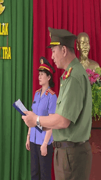 Giây phút công an thi hành lệnh bắt tạm giam Hồ Viết Hợi 43 tuổi