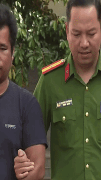 Giây phút bắt giữ nghịch tử đánh mẹ ruột, hung hãn tấn công cảnh sát 113