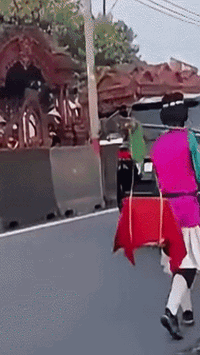 'Thầy trò Đường Tăng' nghênh ngang cưỡi ngựa vào làn ô tô ở TP.HCM: Công an nói gì?