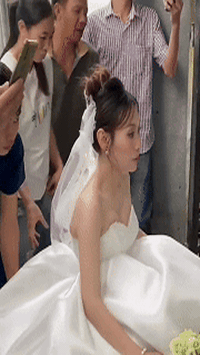 Nhà trai lội nước bê sính lễ, khách xắn quần ngồi ăn cỗ cưới giữa nước ngập