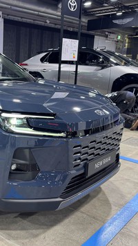 SUV Toyota bán chạy nhất thế giới "cháy hàng" chưa từng có: Khách phải chờ nửa năm