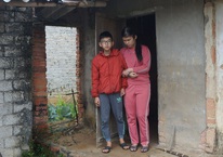 Ông Đoàn Ngọc Hải làm từ thiện ở Nghệ An: Chu cấp tiền hàng tháng cho 2 mẹ con mù, u não