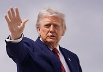 Tổng thống Trump nói Mỹ muốn sản xuất xe tăng, không phải áo phông