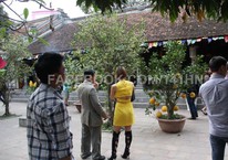 Nhức mắt với những cô nàng váy ngắn, hở hang đi lễ chùa đầu năm