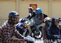 Hình ảnh đàn ông kín mít như Ninja khi ra đường ngày nắng nóng
