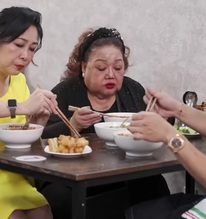Trấn Thành mời 2 nữ NSND đi ăn phở, bị nhắc thẳng 1 điều