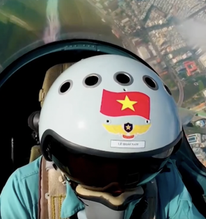 Cận cảnh Đại tá Nguyễn Thế Dũng dẫn đầu dàn máy bay tiêm kích Su-30MK2 nhào lộn trên bầu trời Dinh Độc lập ngày 30/4