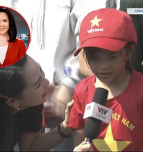 Nữ BTV có pha xử lý cực tinh tế khi phỏng vấn em bé trên sóng trực tiếp sau lễ diễu binh, diễu hành 30/4