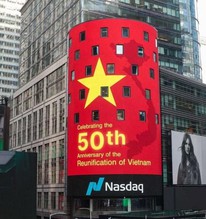 Hình ảnh cờ đỏ sao vàng xuất hiện trên màn hình lớn của NASDAQ ở Quảng trường Thời đại (Mỹ) mừng ngày 30/4
