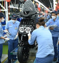 Xe máy điện lắp ráp ở Sóc Sơn, xuất đi châu Âu nhận ưu đãi khủng: Tặng tiền mặt bằng 30% giá xe hoặc pin
