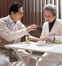 Mẹ vợ gọi điện nói bị bệnh nặng, nhờ con gái sang chăm vài hôm, vợ tôi thảng thốt chạy đến thì thấy cảnh tượng bực bội vô cùng