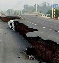 Bộ trưởng Xây dựng: Khẩn trương làm rõ vụ cầu Hòa Bình vừa thông xe đã sụt