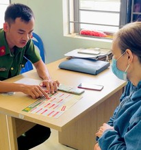 Chủ tiệm vàng lật tẩy bí mật về gói hàng 800 triệu USD khi một phụ nữ đến chuyển tiền