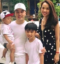 Cuộc sống viên mãn của nam ca sĩ nổi tiếng cả nước với vợ qua 1 đời chồng, có con riêng