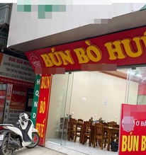 Quán bún ở Hà Nội bị phản ứng dữ dội vì biển quảng cáo: Thiếu một từ quan trọng