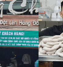 Xuất hiện tấm băng rôn viết 4 dòng trước quán Lòng Chát TP.HCM, cảnh tượng bên trong mới sốc