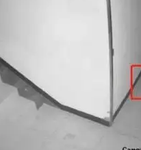 Căn hộ đối diện bỏ trống từ lâu nhưng camera ghi lại được bóng người bí ẩn, tôi dán băng dính lên tay nắm cửa thì phát hiện sự thật