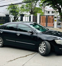 Xe Camry bất ngờ 'rụng' bánh giữa đường, dân mạng: Tài xế cũng có trách nhiệm, đừng chỉ trách thợ xe