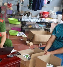 Bắt tạm giam chủ xưởng sản xuất mỹ phẩm giả đã "chốt" được 100.000 đơn hàng
