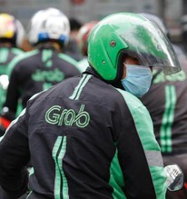 Chạy Grab, Gojek được 200k/ngày mà mỗi cuốc xe bị "cắt máu" đến 20%: Làm nghề này ở đây là khổ hay sướng?