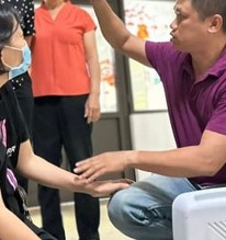 Nữ điều dưỡng quỳ gối tiễn biệt tạng của chồng