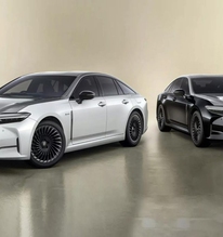 Toyota Crown ra phiên bản đặc biệt hai tông màu như Maybach
