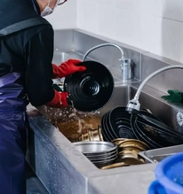 Không ngờ đến nghề này cũng bị cướp việc, nhân viên giờ chỉ biết rửa bát: "Chúng ta rồi thành vô dụng hết"