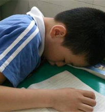 Cô giáo mỉa mai học sinh "đội sổ" trong buổi họp phụ huynh, người mẹ đáp gọn một câu khiến cả phòng chết lặng vì xấu hổ