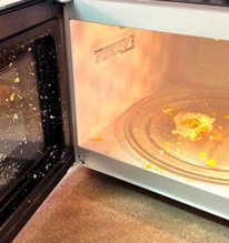Lò vi sóng nổ "lụp bụp" trong lúc quay có sao không? Thì ra bấy lâu rất nhiều người hiểu sai