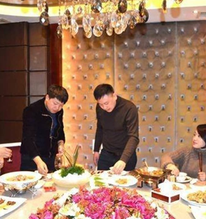 Mời sếp cũ đi ăn nhưng ông kéo theo 10 người nữa, tôi phải thanh toán hoá đơn 40 triệu đồng: 3 tháng sau, nhận được tin nhắn cả đời không quên
