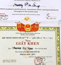 Nhiều phụ huynh "khoe" giấy khen của con, công an ra cảnh báo