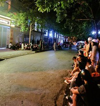 Nửa đêm, người hiếu kỳ vẫn tập trung theo dõi vụ người phụ nữ tử vong tại phòng khám tư