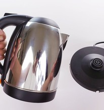 Cảnh báo 4 sai lầm tai hại khi dùng ấm siêu tốc: Số 1 nhiều người mắc, bác sĩ nói “bỏ ngay”
