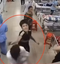 Nhân viên y tế BV Đa khoa Nam Định bị người nhà bệnh nhân đánh liên tiếp vào đầu