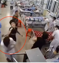 Camera ghi lại cảnh con trai bệnh nhân đánh liên tiếp vào đầu nhân viên y tế BV Đa khoa Nam Định