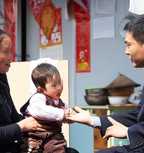 Làm bảo mẫu 10 năm cho nhà giám đốc, ngày từ chức, họ đưa tôi một chiếc túi lớn: Tưởng là tiền nhưng khi mở ra, tôi hoàn toàn sửng sốt