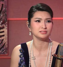 Nữ ca sĩ 44 tuổi vừa lộ bụng bầu sắp đẻ: "Tôi nghĩ chẳng tội gì không dại"