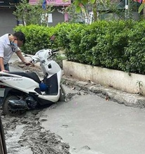 Lý do người đàn ông cố dắt xe vào ngõ mới đổ bê tông ở Hà Nội, làm hỏng 100m đường mặc hàng xóm la hét