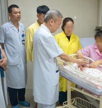 Lời thỉnh cầu xúc động của người mẹ khi chuẩn bị "hậu sự" cho con, kỳ tích đã xảy ra với 1% cơ hội sống