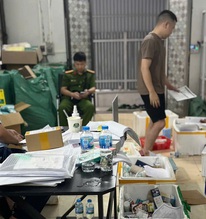 Cảnh sát đồng loạt kiểm tra nhiều cơ sở kinh doanh ở Hà Nội