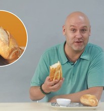 Khách Tây thích mê 1 kiểu ăn bánh mì của người Việt, thốt lên ‘ngon quá’, 'thật không công bằng’
