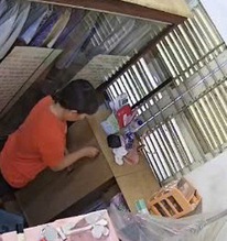 Thấy giúp việc lau ảnh cưới của tôi rồi khóc, tưởng cô ta thích chồng tôi cho đến ngày phát hiện thứ bí mật nằm dưới khung ảnh