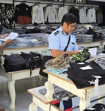 Bất ngờ ập vào kiểm tra một cửa hàng thời trang, phát hiện sự thật bên trong