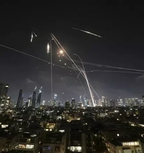 Hàng trăm tên lửa đạn đạo Iran lao về phía Israel
